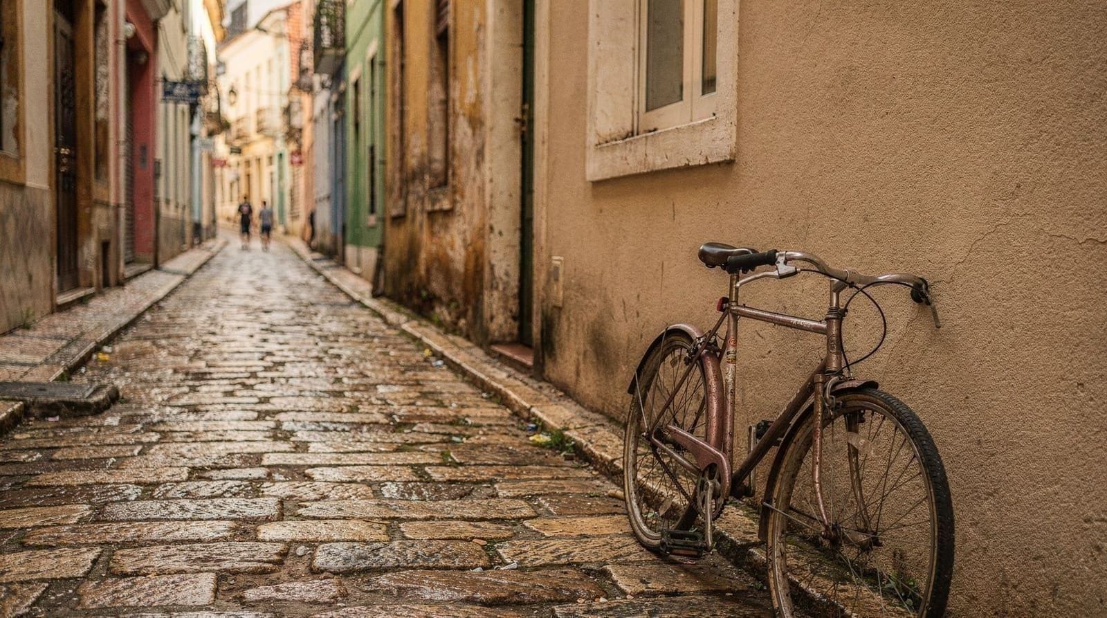 Camminare in una città pensata per le auto